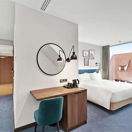 Hilton Garden Old Town Готель